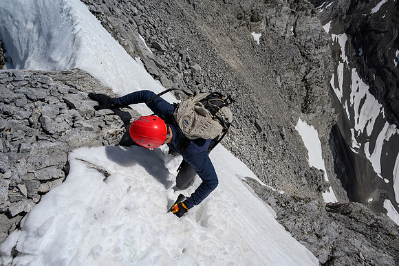 Wietse downclimbs the snow arete near the summit.