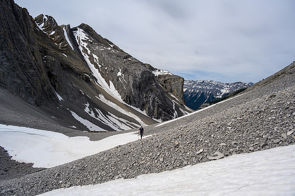 Hiking up the scree bench to the SE ridge.