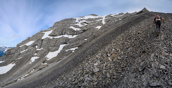 Hiking up the scree bench to the SE ridge.
