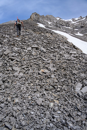 Hiking up the scree bench to the SE ridge.