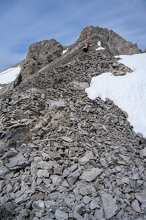 Starting up the much steeper SE ridge to the summit.