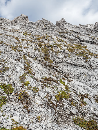 There are more than one possibility near the bottom of the upper slab / scree bowl on exit.