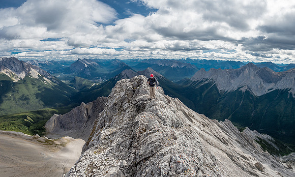 Wietse traverses along the airy south ridge towards the summit.