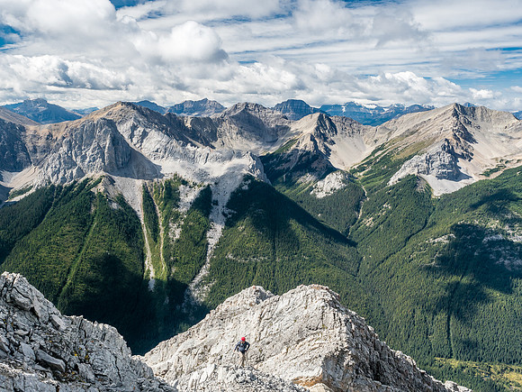 Wietse comes up the west ridge with a pretty decent panorama opening up behind him. Including (of course!) Cockscomb Mountain at center.