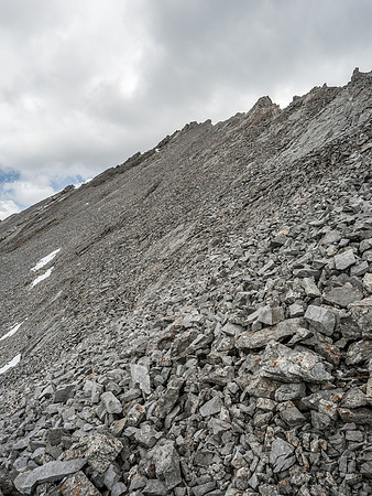 Still some side slogging and scree bashing along the south ridge to the summit.
