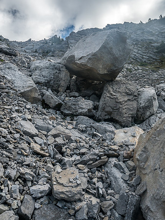 My lens started fogging up part way up the gully. This is a critical decision point - obvious with the balanced boulder.