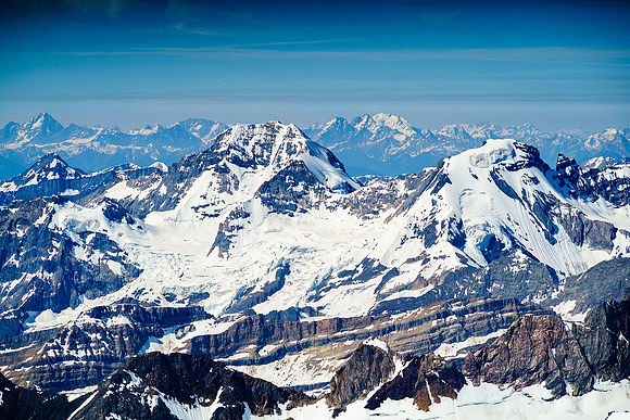 Sir Donald (L) and Mount Rogers (R) in the distance with Rostrum, Bush and Icefall peaks in the foreground.