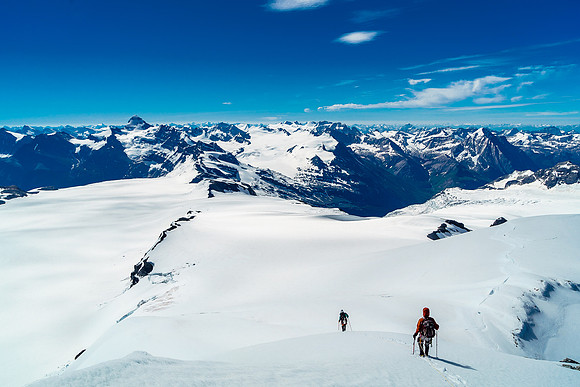 It's hard to tell that there's a bloody steep SE face directly ahead of us here.