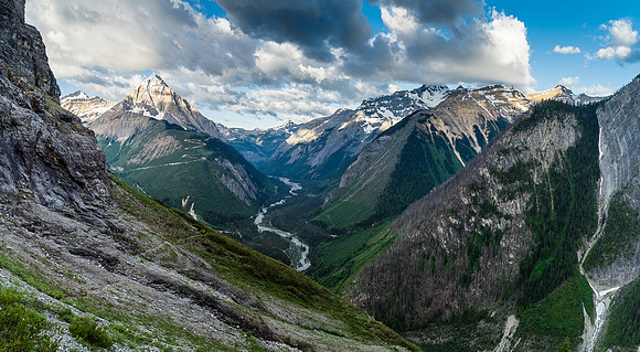 Looking back at the trail in scree with the Valenciennes far below.