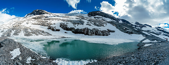 Hiking alongside the largest of the tarns.
