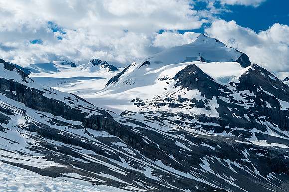 Mons Peak and Icefield. The Mons Hut is out of sight behind the shoulder on the left but can easily be accessed using this same approach.