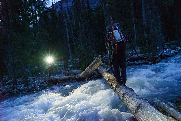 Steven crosses the slick log at 04:30 in the morning. I wasn't so brave and au chaval'd it!