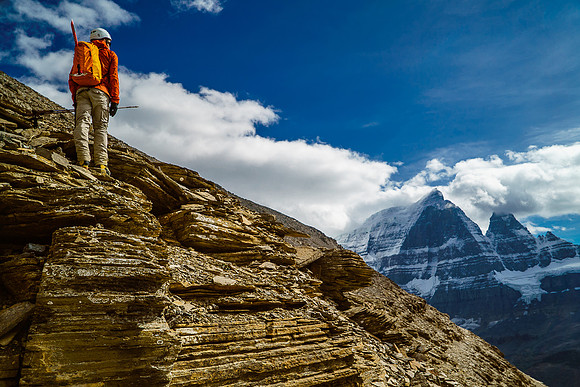 Lots and lots of dinner plating on the south ridge. I suspect this crappy rock is the main thing holding Mount Alberta up too.