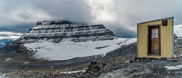 Back at the hut, dark clouds are swirling and I'm expecting a snow storm at this point.