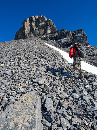 Slowly we gain hight and distance on the summit block.
