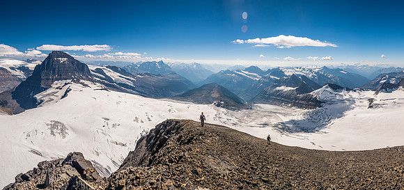 Reluctantly leaving the summit as we descend to the southeast end of the summit block.