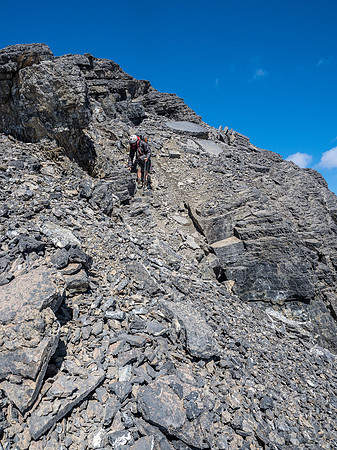 Descending the ridge to the rap stations. We should have descended further.