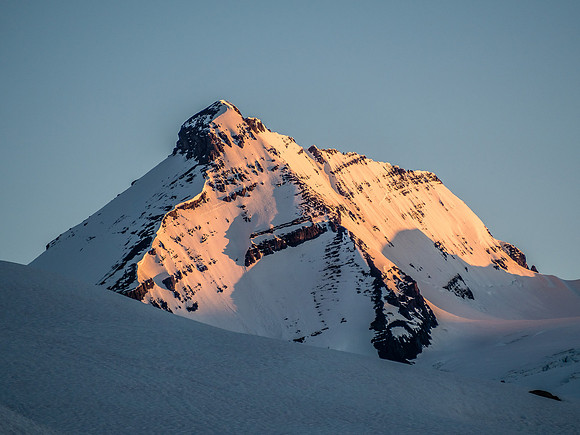 At around 05:50 the entire east face of Mount King Edward is lit up with warm morning sunshine.