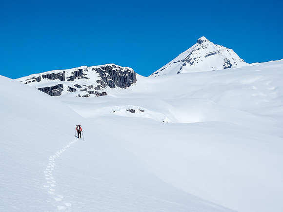 The handrail ridge at left with our ramp onto the glacier just ahead.