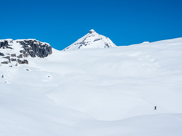 The handrail ridge at left with our ramp onto the glacier just ahead.