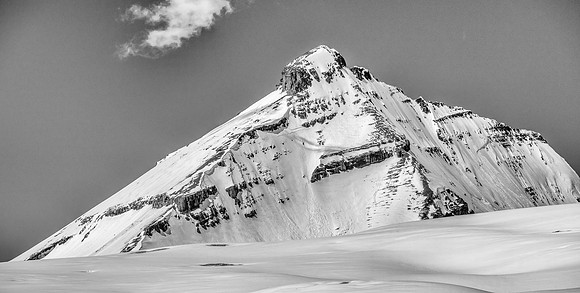 The gorgeous form of Mount King Edward beckons strongly.