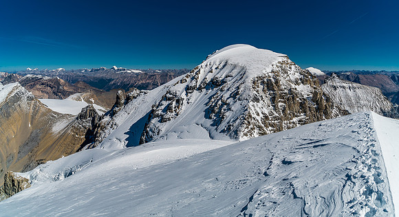 Easy terrain to the Diadem col, but there are crevasses here so caution is prudent.