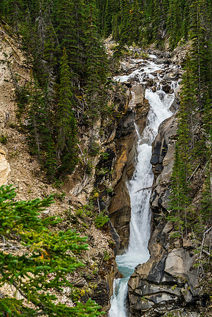 A very impressive waterfall at the beginning of the trail.