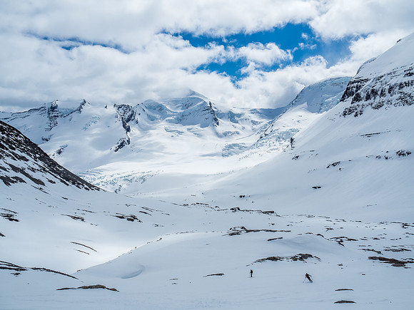 Mike skis towards Ben with Resplendent and the Robson Glacier in the background providing a dramatic scene.