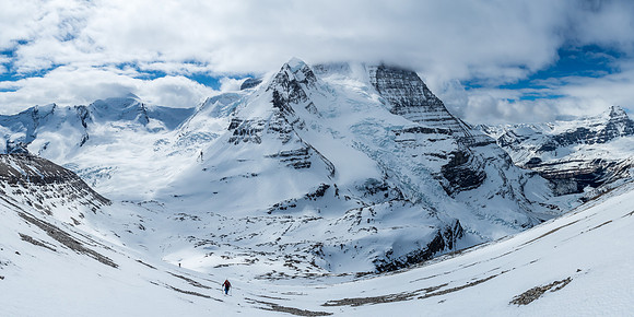 A wild scene opens up behind me as Resplendent, The Dome, Waffl, The Helmet and Whitehorn (L to R) are visible.
