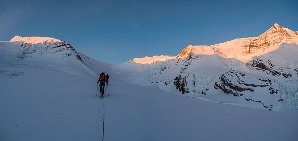 The entire upper Robson / Resplendent massif now catching the morning sun as we approach the base of the Mousetrap (just to our right up ahead).