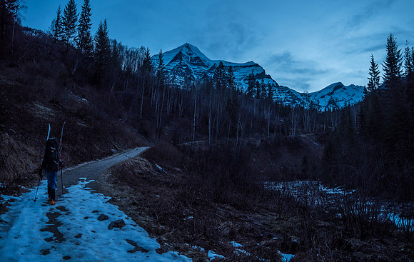 Ben hikes the wide trail to Kinney Lake as we get our first views of Resplendent Mountain at upper right. Robson at left, obviously.