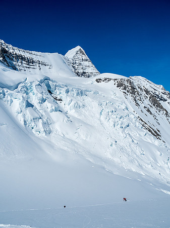 Mike skis down under the Mousetrap and Mount Robson.