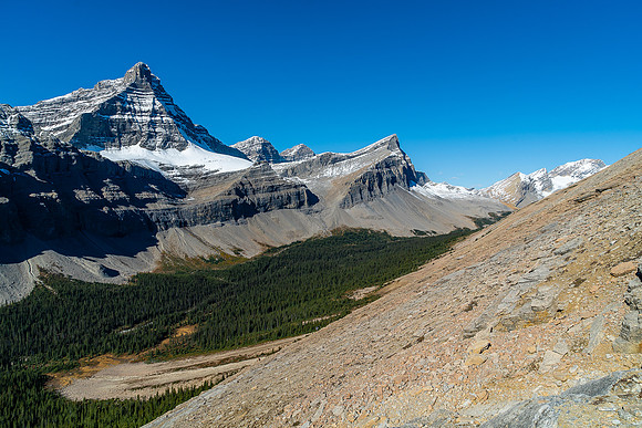Striking views to the Cirrus Ramparts.