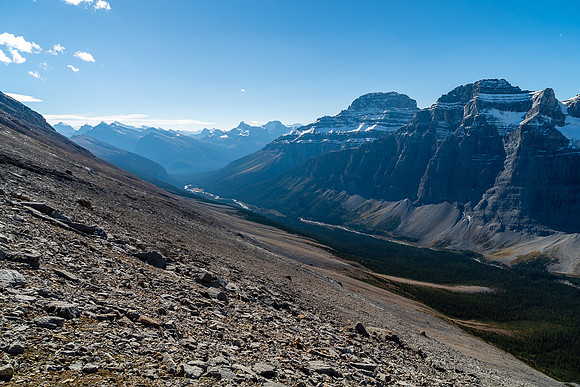 The peaks at right are outliers of "Tuft Peak".