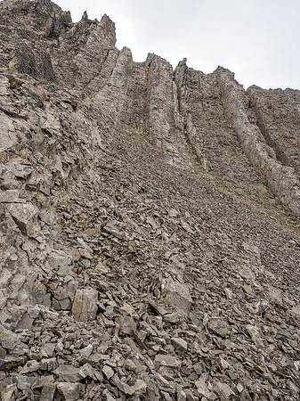On hindsight, Kane went up and over rock ribs to climber's left here. We ascended straight up the obvious gully ahead instead because we're bright like that.