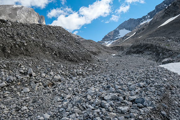 Views ahead to my route rising at right along obvious ledges at right. Sarrail at left.