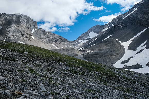 Views ahead to my route rising at right along obvious ledges at right. Sarrail at left.