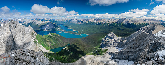 Stunning views over the Kananaskis and Rawson Lakes. Opal and Misty Ranges at right.