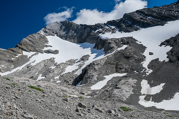 The bench route is easy alpine climbing on snow, but horribly exposed to rockfall.