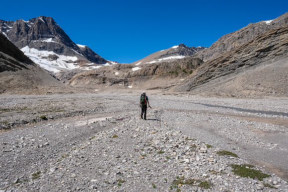 Phil starts our journey towards Mount Augusta, back up the valley.