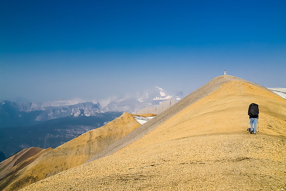 Dips and rolls on the broad ridge.