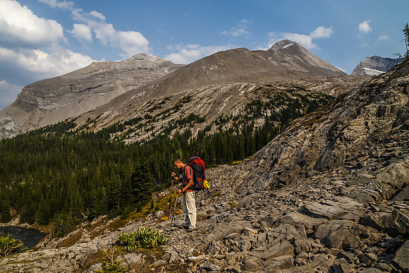Jon takes a breather as we traverse ridges from Sarrail (rising in the bg) to the Aster Lake campground (behind me here).