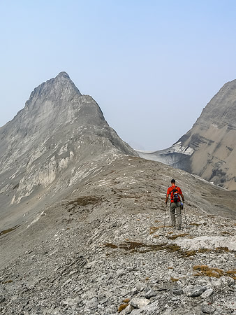 Looking at this photo makes me wonder why we thought doing this peak via this route after a grueling two days and on empty stomachs was a good idea!