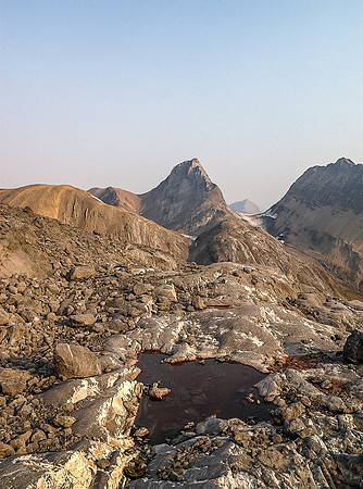 Just off the glacier, this is what a recently receding glacier does to scree - it gets rid of it up high and deposits it all lower down!