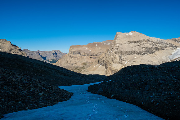 Hiking to the eastern edge of the Upper Martin Creek valley.