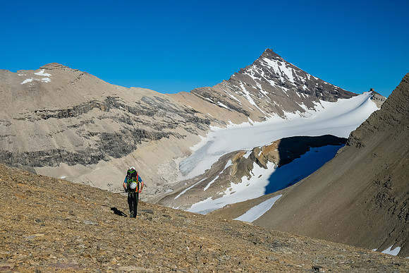 At the 2800m col. Willingdon in the bg.