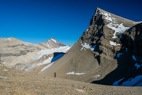 At the 2800m col. Willingdon in the bg.