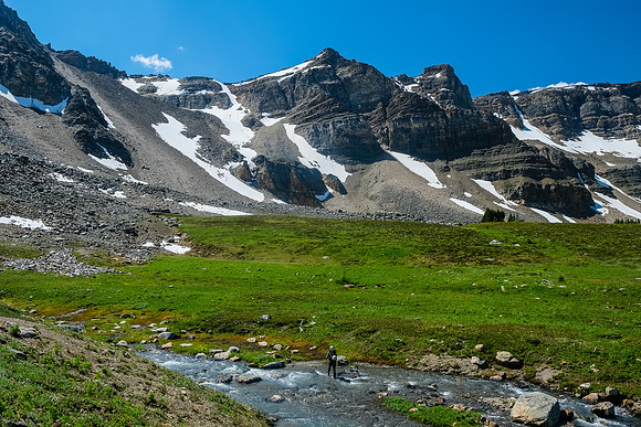 Crossing the Siffleur River valley back to the Quartzite Col.