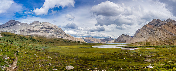 Following the trail to Devon Lakes (R) and Mount Willingdon (L).