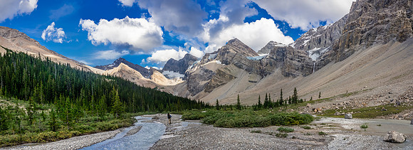 A gorgeous upper valley with glaciers, waterfalls and rushing streams all around us.